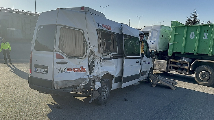 İşçi servisleri kaza yaptı 10 yaralı
