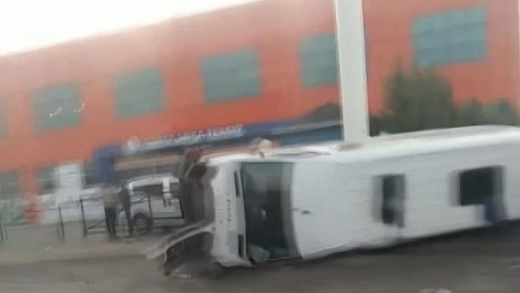 İşçileri taşıyan minibüs kaza yaptı