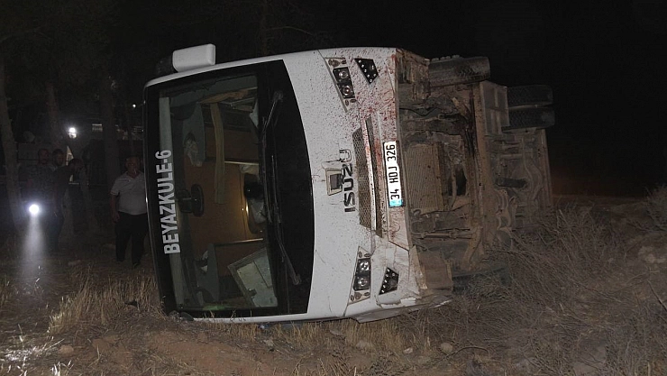 İşçileri taşıyan otobüs eşeğe çarparak devrildi: 15 yaralı