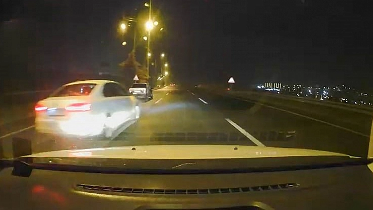 Islak yolda makas atarak gitti