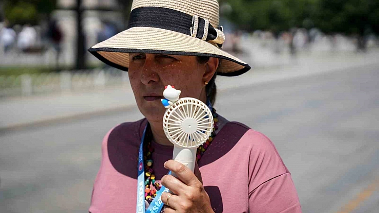 Kavurucu sıcaklarda 'el vantilatörleri' ile serinliyorlar