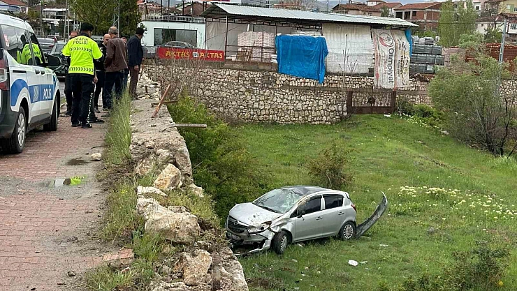 Malatya'da feci kaza! otomobil istinat duvarına çarptı: 2 yaralı