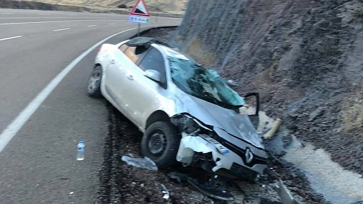 Otomobil takla atıp, devrildi