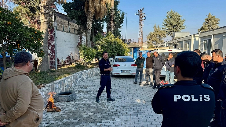 İtfaiye ekiplerinden polislere yangın eğitimi