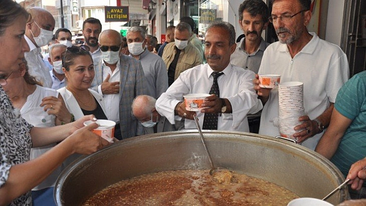 İYİ Parti'den aşure ikramı