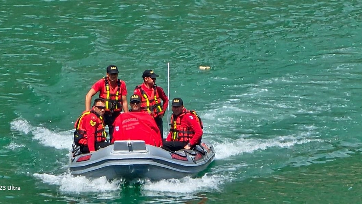 Jandarma barajda genci arıyor