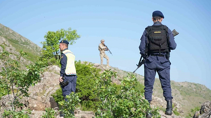 Jandarma artık ters lale nöbeti tutuyor