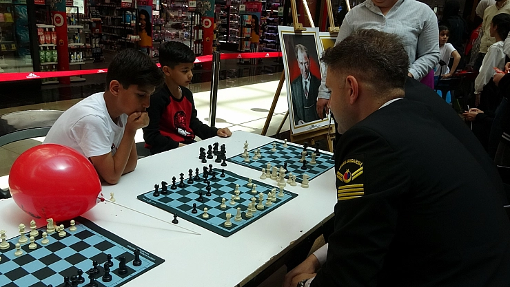 Jandarma ekiplerinden çocuklara sürpriz