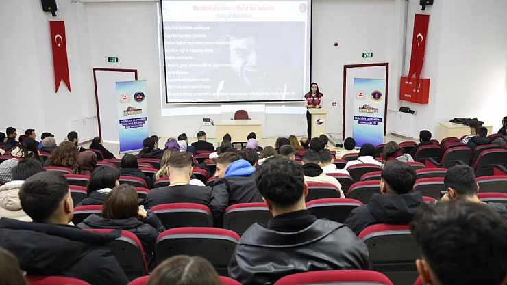 Jandarma Ekiplerinden Öğrencilere Siber Suçlar ve Güvenli İnternet Semineri