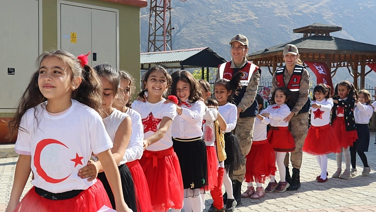 Jandarmalardan minik öğrencilere sürpriz