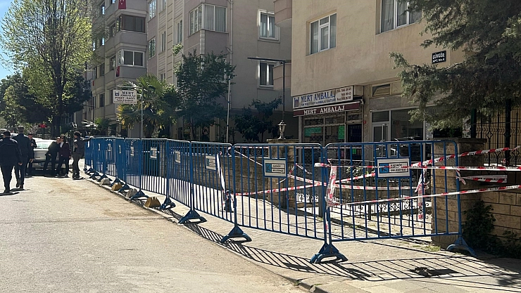 Kadıköy'de balkonu çöken bina mühürlendi