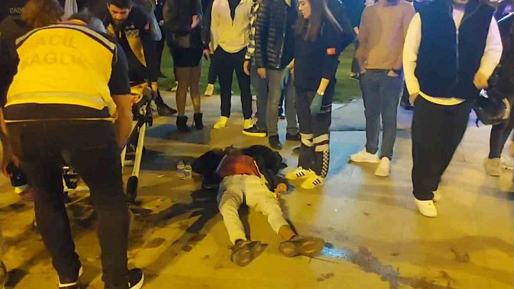 Kadıköy'de şerit değiştirmek isteyen sürücü motosiklete çarptı: 2 yaralı