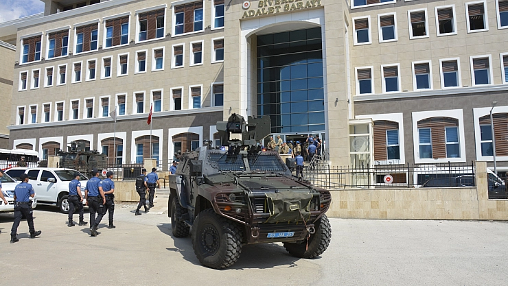 Kadının evinden 2 el bombası çıktı