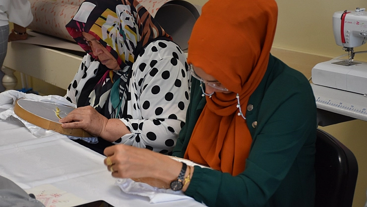 Kadınlar el sanatı kurslarında yeteneklerini keşfediyor