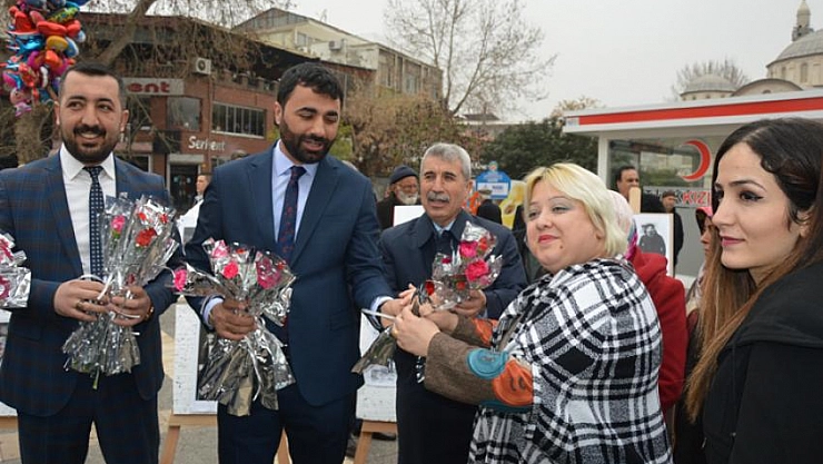 Kadınlara gül verdiler