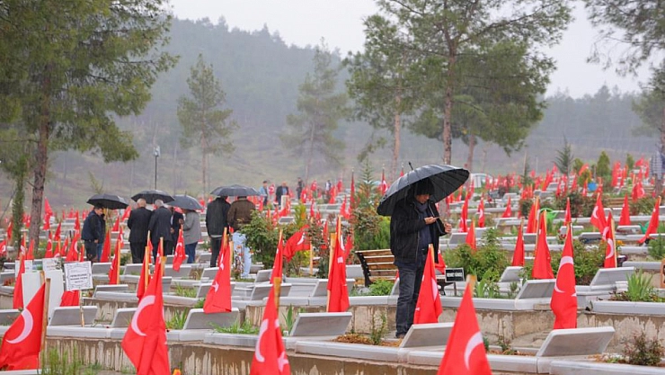 Kahramanmaraş deprem mezarlığında hüzünlü bayram