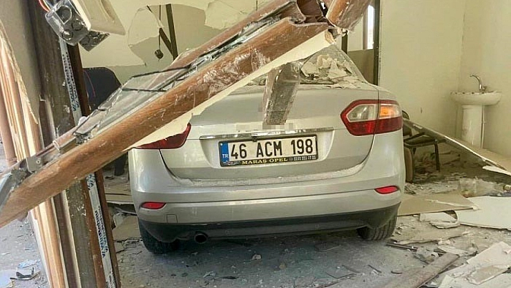 Kahramanmaraş'ta otomobil iş yerine daldı