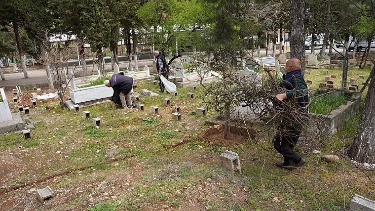 Kahta Belediyesi'nden mezarlık temizliği