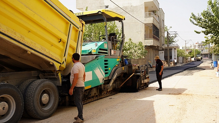 Kahta'da sıcak asfalt çalışmalarıyla yollar yenileniyor
