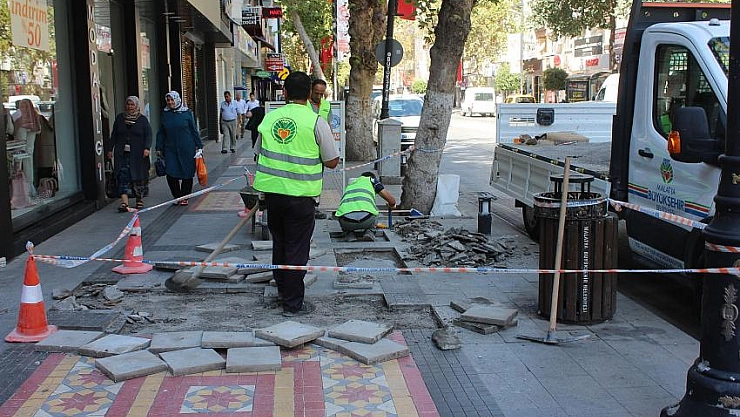 Kaldırımlar onarılıyor