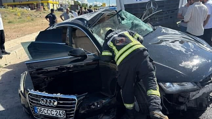 Kamyon ile otomobil çarpıştı: 2 yaralı