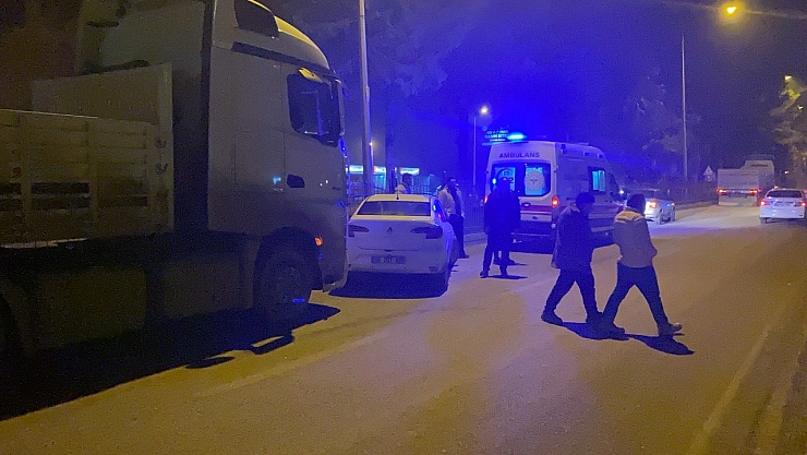 Kamyon ile otomobil çarpıştı