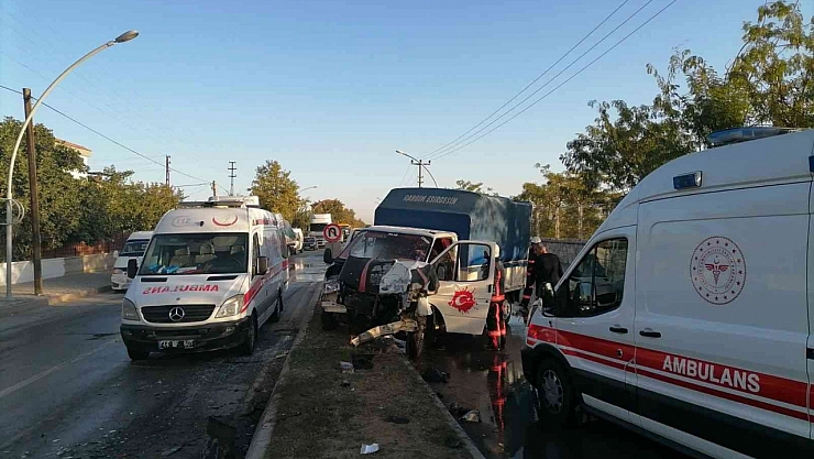 Kamyonet ile otobüs çarpıştı
