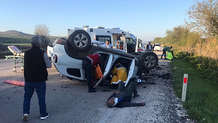 Kamyonet ile otomobil çarpıştı