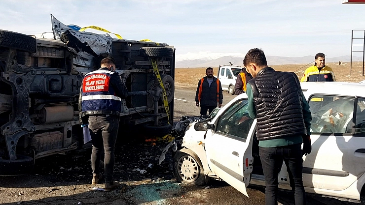 Kamyonet ile otomobil çarpıştı