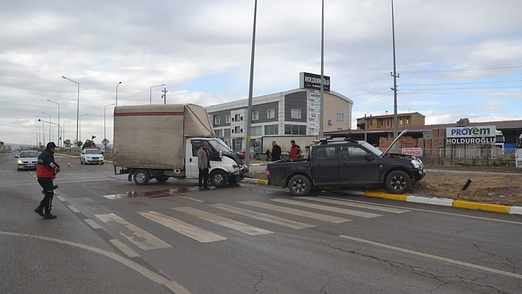 Kamyonet ile pikap çarpıştı