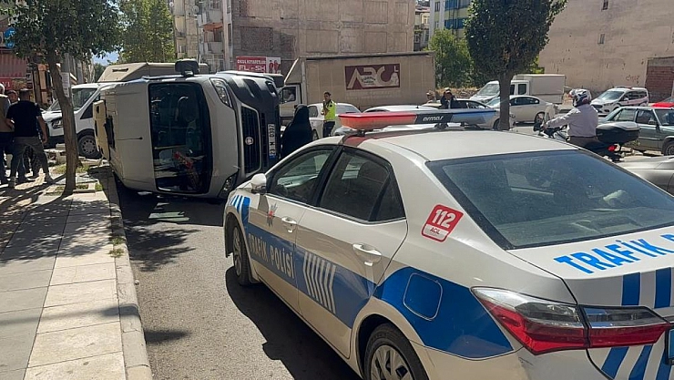 Kamyonet ile yolcu minibüsü çarpıştı