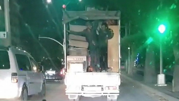 Kamyonet kasasında tehlikeli yolculuk