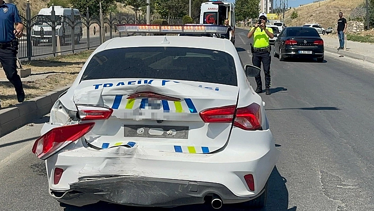Kamyonet, polis aracına çarptı: 2 polis yaralandı