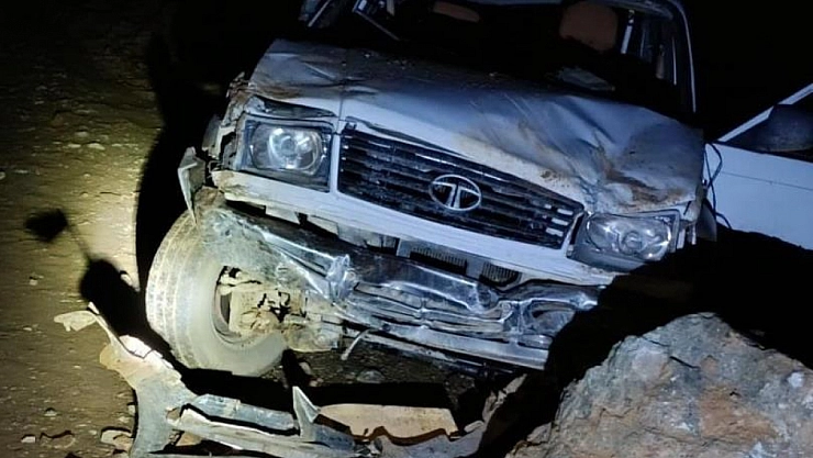 Kamyonet uçuruma yuvarlandı: 1 ölü, 1 ağır yaralı