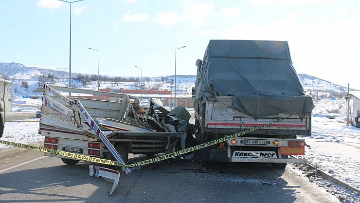 kamyonetin tıra çarptı: 1 kişi ölü, 1 kişi yaralı