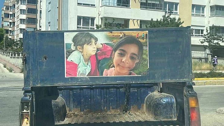 Kamyonetinin arkasına Narin'in fotoğrafını yapıştırdı!