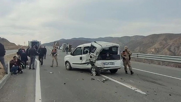 Kamyonetle ticari araç çarpıştı: 5 yaralı