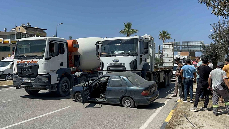 Kamyonun otomobili metrelerce sürükledi