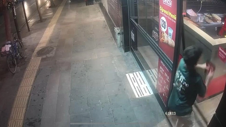 Kapıyı Görmedi, Kafasını Çarptı!
