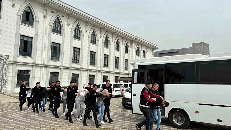 Kar maskesi takıp 19 yaşındaki genci öldürdüler..!