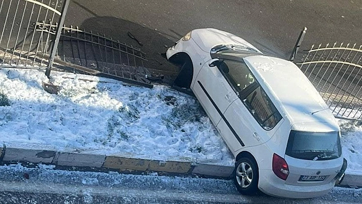 Kar yağışı kazalara neden oldu: 3 yaralı