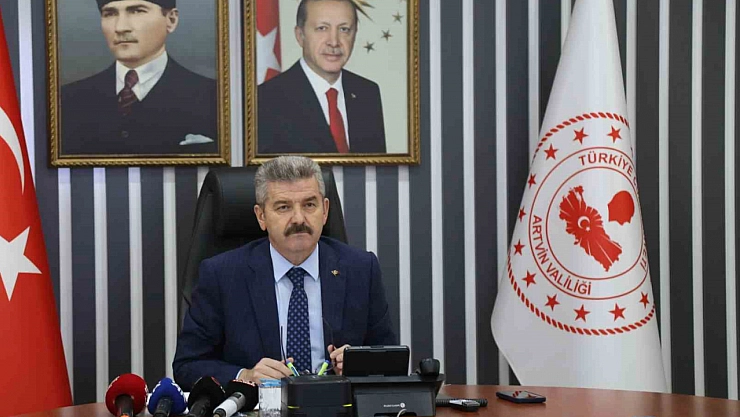 Karadeniz sahil yolundaki heyelan kameraya yansıdı