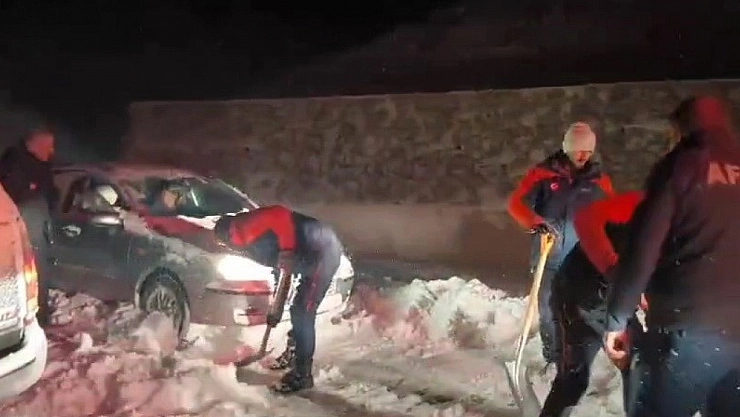Karda mahsur kalan vatandaşlar kurtarıldı
