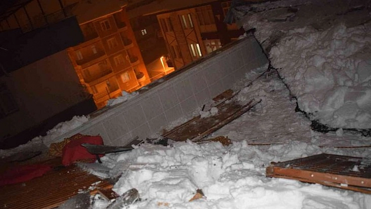 Ahşap çatı parçalara ayrıldı
