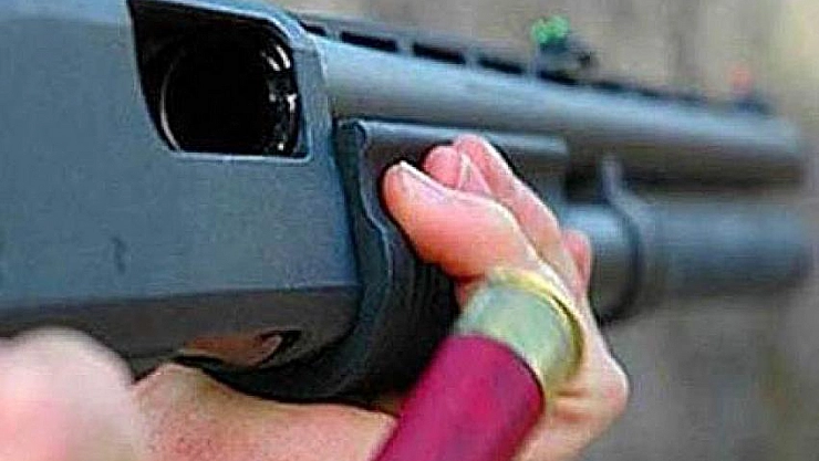 Eşini ve gelinini yaraladı