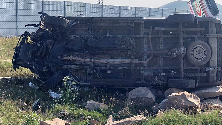 Kars'ta ambulans şarampole uçtu: 1'i doktor 4 kişi yaralandı