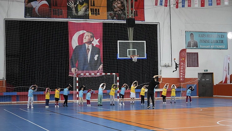 Kars'ta kız çocukları futbol oynayacak