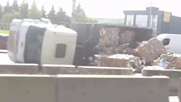 Karton yüklü tır devrildi: 1 yaralı