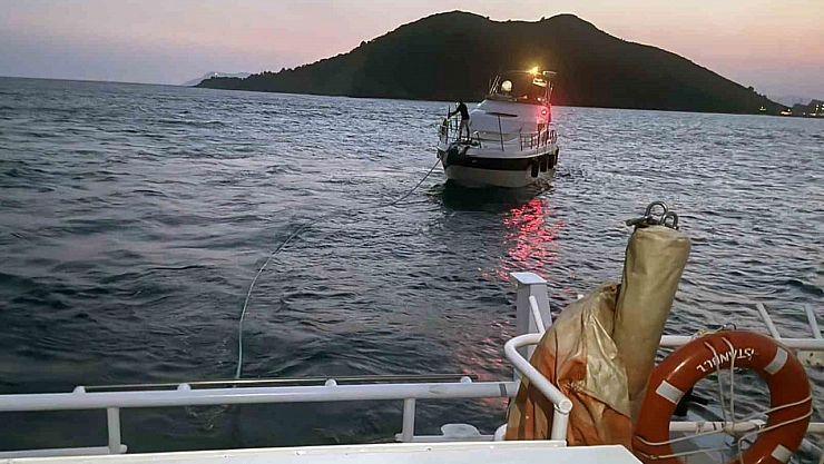Katrancı Adası önlerinde sürüklenen tekne kurtarıldı