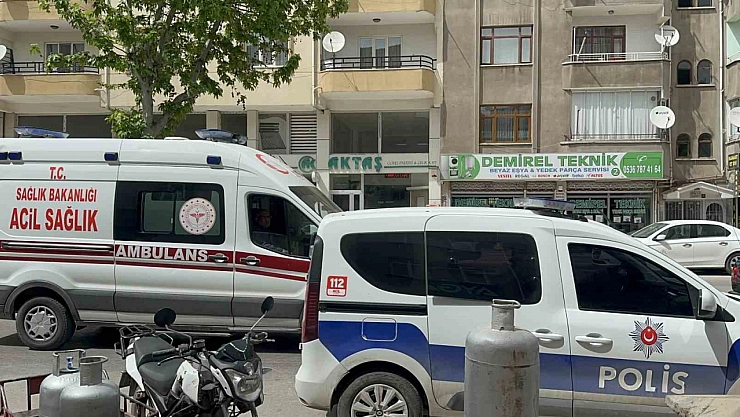 Kavgayı ayırmaya çalışırken, yüzünden bıçaklandı